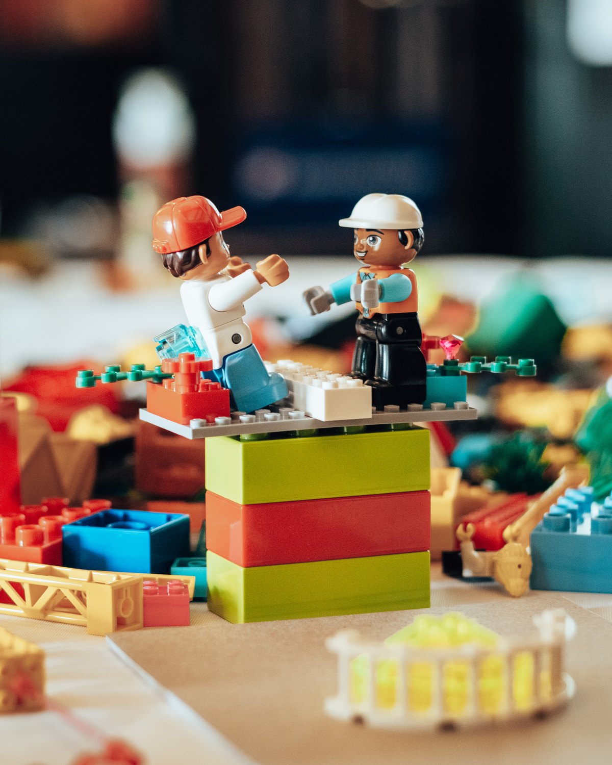 Gebouwd model waarin twee figuren tegenover elkaar op een toren staan