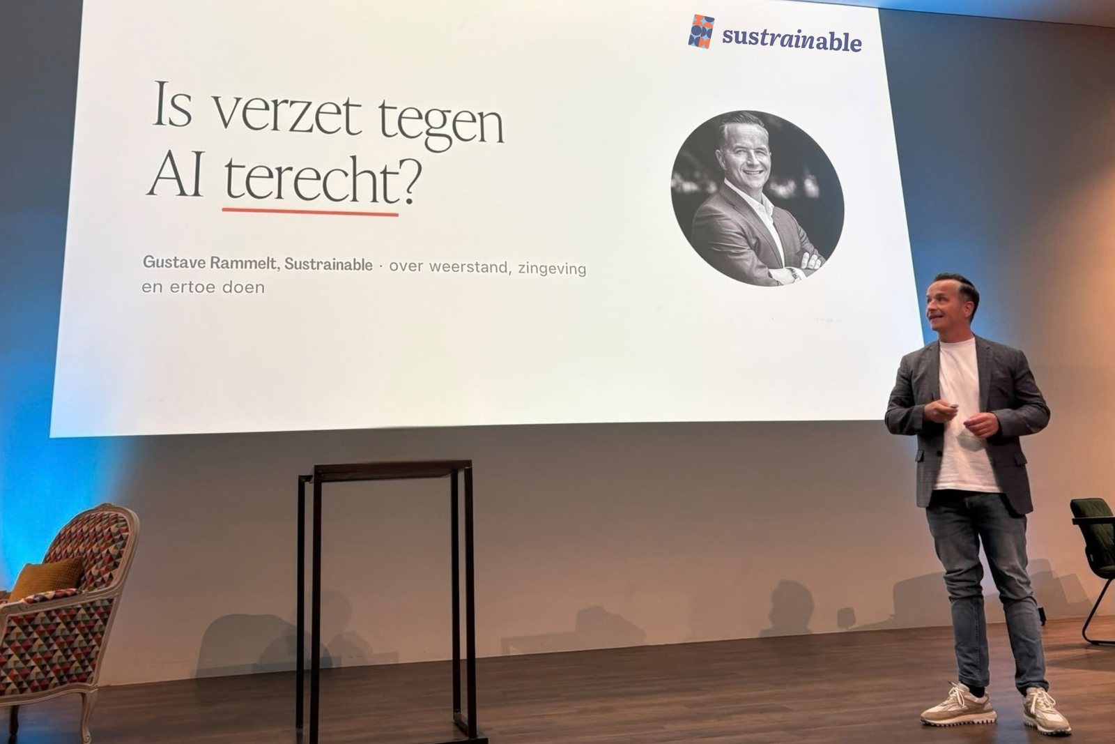 Gustave Rammelt spreekt tijdens het symposium “AI AI AI, daar gaat mijn werkgeluk” in Leidschendam.