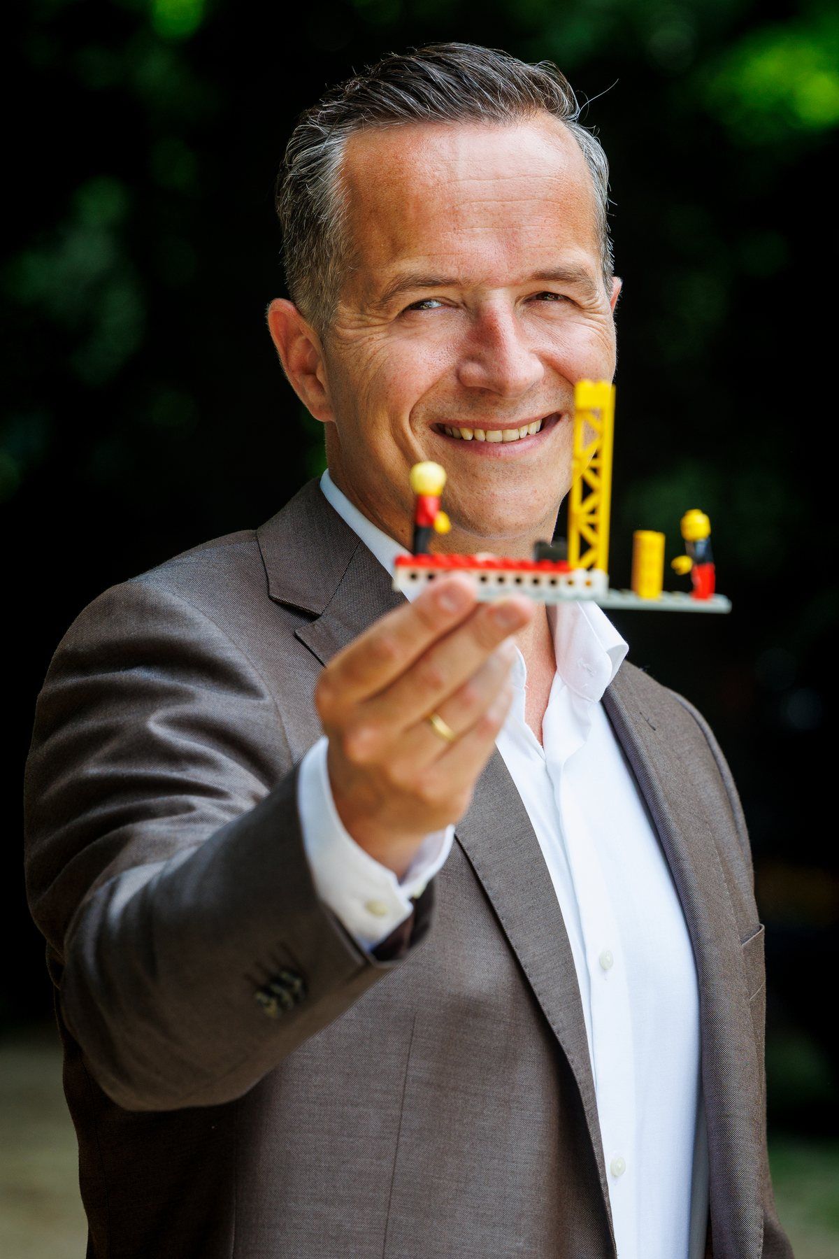 Gustave Rammelt toont een bouwwerk gemaakt met LEGO® SERIOUS PLAY®